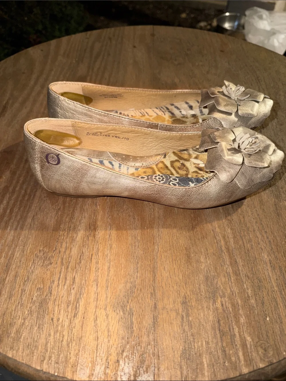 Born Leather Ballet Flats Gold Flower women’s size 6 - Picture 2 of 6